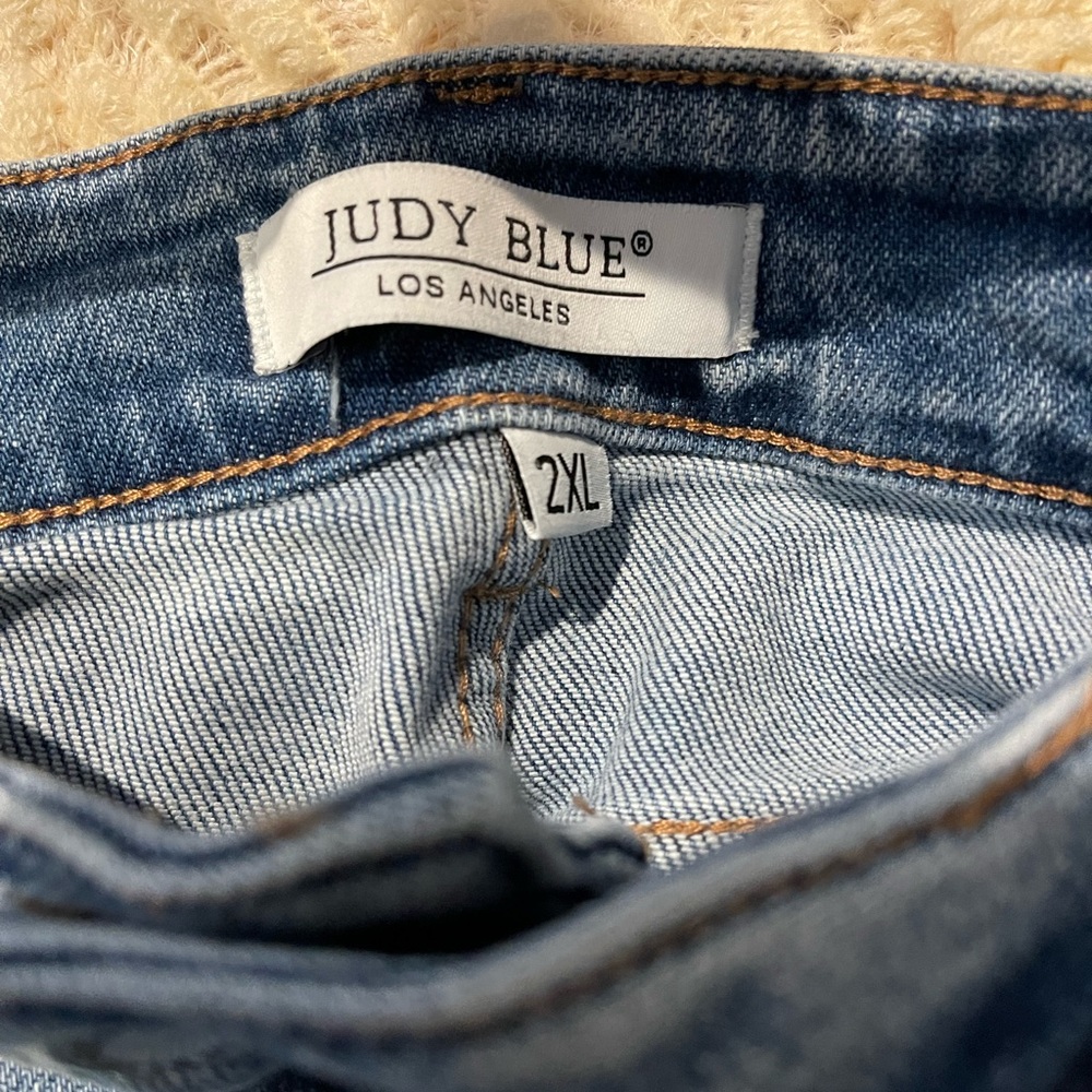 Judy Blue Maleya High Rise Bermuda Shorts. NWT - Picture 3 of 4